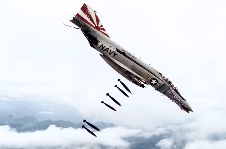  F-4 Phantom: là loại máy bay tiêm - ném bom tầm xa siêu âm được trang bị cho Hải quân Mỹ. Đây cũng là một trong những loại máy bay chiến đấu chủ lực của Không quân và Lính thủy đánh bộ Mỹ trong giai đoạn 1960-1996. Cuộc chiến lớn nhất mà F-4 từng tham gia là cuộc Chiến tranh Việt Nam, nơi chúng phải đối đầu với tiêm kích MiG-21. Ngoài Mỹ F-4 còn được trang bị cho lực lượng không quân của nhiều nước trên thế giới.