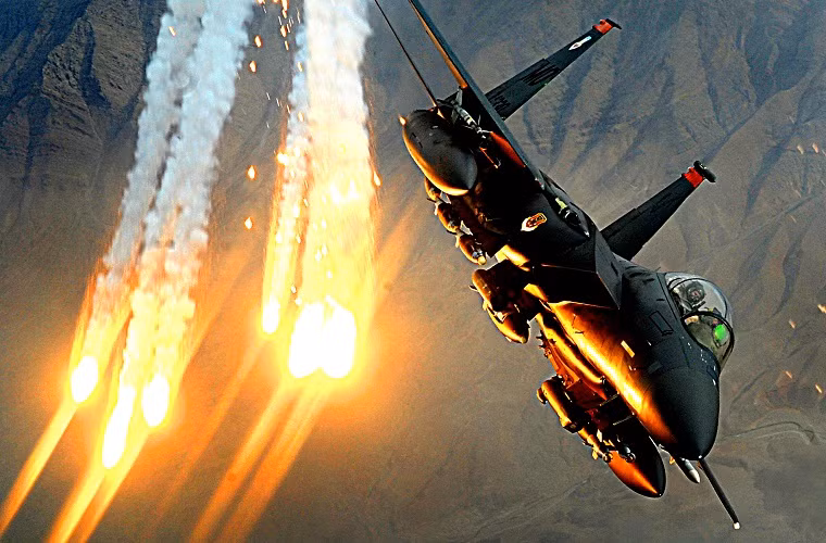  F-15 Eagle: là mẫu máy bay tiêm kích chiến thuật được trang bị 2 động cơ phản lực, có thể hoạt động trong mọi thời tiết và được thiết kế để chiếm lĩnh cũng như giúp duy trì ưu thế trên không trong chiến đấu. Từ khi được đưa vào sử dụng cho đến nay F-15 đã chứng minh mình là một trong những mẫu máy bay chiến đấu tốt nhất thế giới, ngay cả khi nó lần lượt bị các đối thủ khác như Su-27 hay F-22 lần lượt qua mặt.