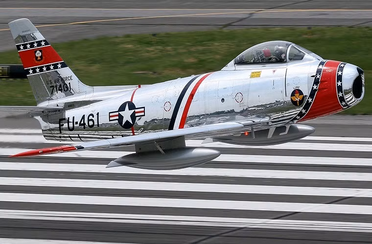 F-86 đóng vai trò khá quan trọng trong lực lượng Liên quân do Mỹ đứng đầu trong Chiến tranh Triều Tiên, khi những chiếc tiêm kích cánh quạt như P-51 Mustang và máy bay chiến đấu phản lực F-84 Thunderjet hoàn toàn lép vế trước MiG-15 của Liên Xô. Tuy thua kém những chiếc MiG về mặt tốc độ nhưng bù lại F-86 của Mỹ lại được trang bị khả năng hỏa lực áp đảo, giúp một phần không nhỏ cho lực lượng Liên quân dành lại thế cân bằng trên chiến trường Triều Tiên.