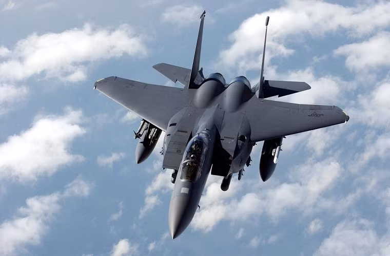 F-15 được xem là thành tựu công nghệ hàng không nổi bật của Mỹ vào những năm cuối của Chiến tranh Lạnh. Với hai động cơ phản lực đẩy cực mạnh, F-15 có khả năng di chuyển với tốc độ nhanh, hoạt động hiệu quả ở mọi độ cao. Nó có khả năng bay theo phương gần như thẳng đứng ngay sau khi cất cánh. Vũ trang hạng nặng, bao gồm các loại tên lửa không đối không tầm xa giúp tăng khả năng đánh chặn của F-15.