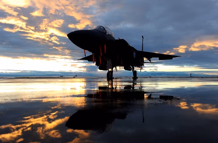 F-15 Eagle được trang bị 2 động cơ phản lực Pratt &amp; Whitney F100 với công suất 14.590 lbf /chiếc, cho tốc độ bay tối đa hơn 2.660km/h. Tầm hoạt động của F-15 đạt 1.967km cho nhiệm vụ đánh chặn trên không, có trần bay 20.000m với trọng lượng cất cánh tối đa là gần 31 tấn. Hệ thống vũ khí chính của F-15 gồm một pháo M61A1 Vulcan Gatling 6 nòng 20mm, có khả năng mang theo 7,3 tấn vũ khí gồm tên lửa và bom các loại. Bên cạnh đó nó còn được trang bị hệ thống tác chiến điện tử hiện đại nhất của Quân đội Mỹ hiện nay.