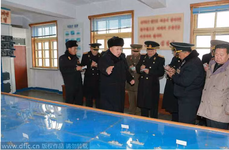 Ông Kim Jong-un tại phòng bản đồ và thư viện quân đội tìm hiểu tình hình thực tế công tác giáo dục chính trị tư tưởng của đơn vị.
