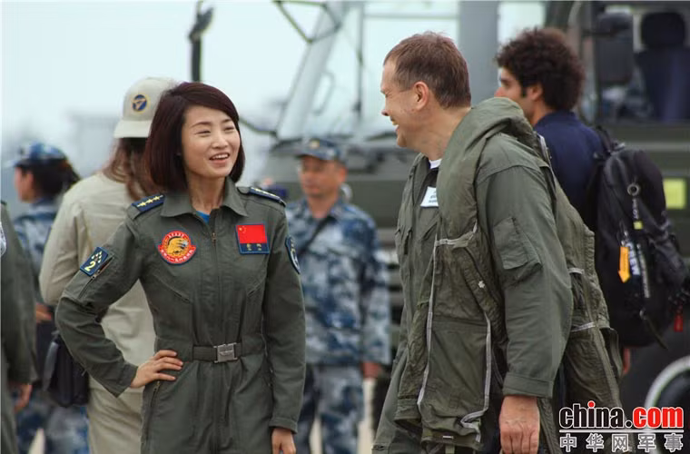 Cuộc trò chuyện giữa hai phi công diễn ra khá rôi nổi.