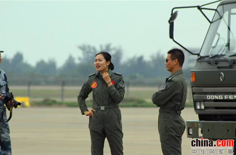 Đây là lần đầu tiên có nữ phi công tham gia vào một đội bay biểu diễn.