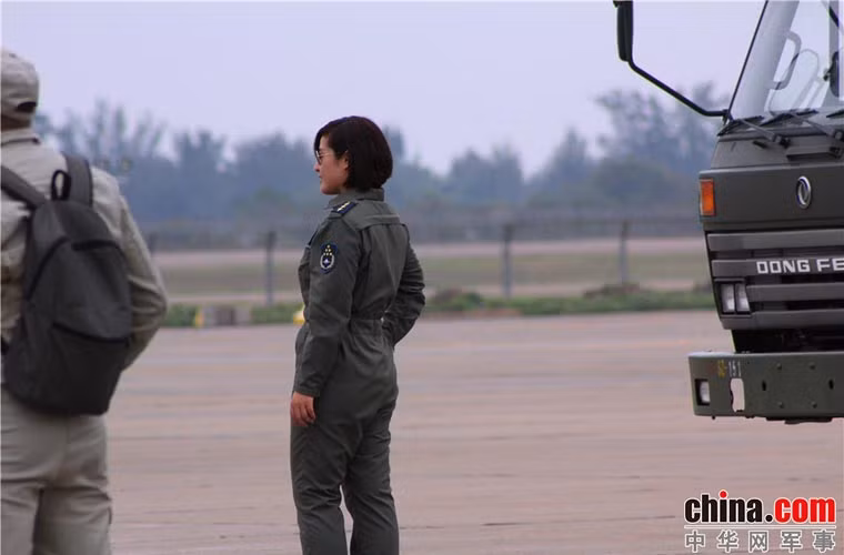 Trong khi đó, nữ phi công khả ái Sheng Yi Fei khá trầm lặng và tránh xa các đám đông. Tuy vậy, cô vẫn không thoát khỏi ống kính của các phóng viên.
