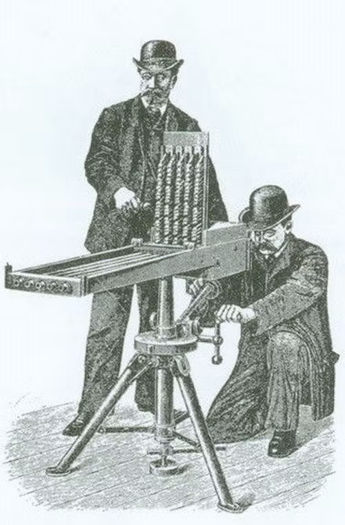 Trong hình là súng máy 5 nòng Gardner của Mỹ năm 1885, phần băng đạn nằm ở phía trên, việc nạp đạn vào nòng có lẽ phải nhờ tay quay.