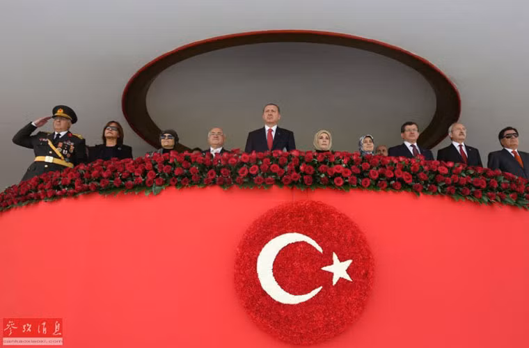 Tham dự buổi lễ có Tổng thống Thổ Nhĩ Kỳ Recep Tayyip Erdogan, Thủ tướng Ahmet Davutoglu.