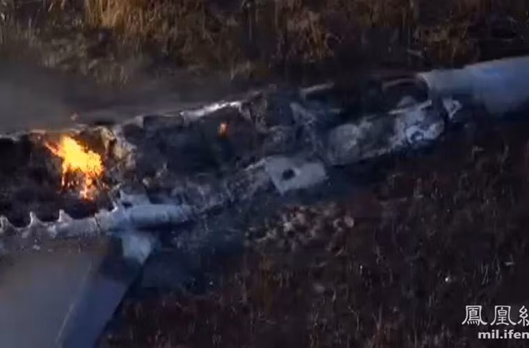 Người dân địa phương kể lại rằng, một phi công đã kịp nhảy ra ngoài, bật dù và hạ cánh an toàn xuống đồng cỏ.