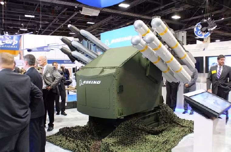 Tổ hợp tên lửa đa năng Avenger của hãng Boeing. Nó có khả năng mang tên lửa đối không Sidewinder và tên lửa chống tăng Hellfire.