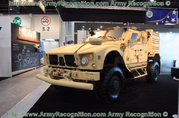 AUSA 2014 còn chứng kiến sự tham gia của nhiều công ty quốc phòng mới nổi, trong ảnh là mẫu xe bọc thép Oshkosh (M-ATV) được chế tạo bởi công ty quốc phòng Oshkosh.