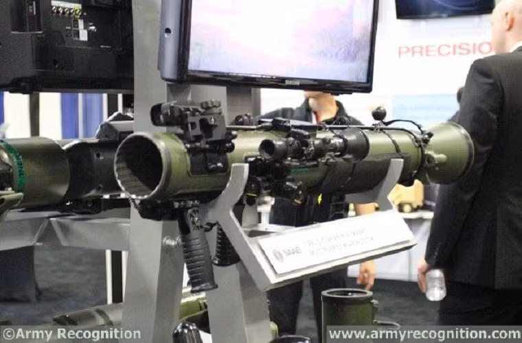 Hãng Saab của Thụy Điển cũng mang tới AUSA 2014 mẫu súng phóng lựu vác vai đa năng Carl-Gustaf M4.