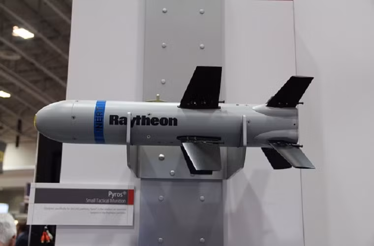 Một mẫu tên lửa chiến thuật cỡ nhỏ được trưng bày tại gian hàng của hãng Raytheon.