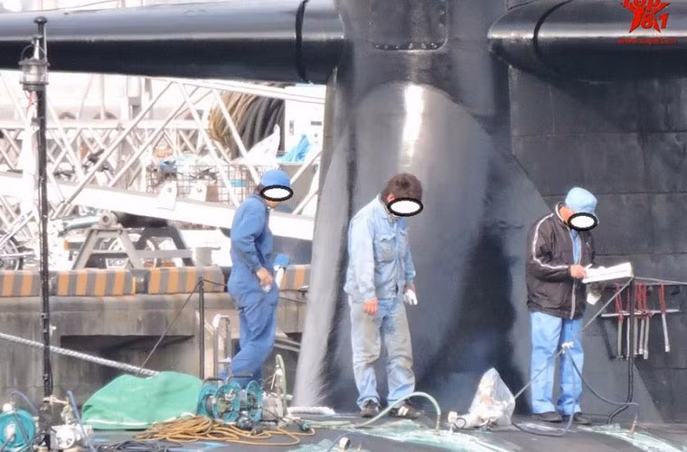 Các công nhân Nhật đang thực hiện việc bảo dưỡng tàu ngầm AIP Soryu.