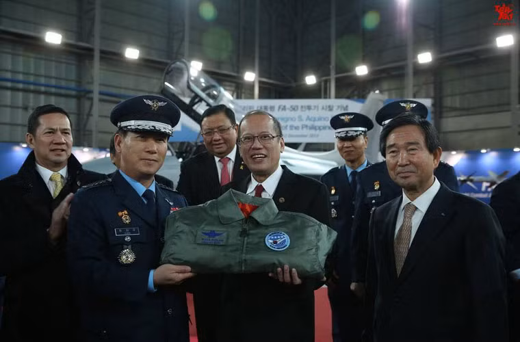 Tổng tham mưu trưởng Không quân Hàn Quốc tặng quân phục phi công cho Tổng thống Benigno Aquino.