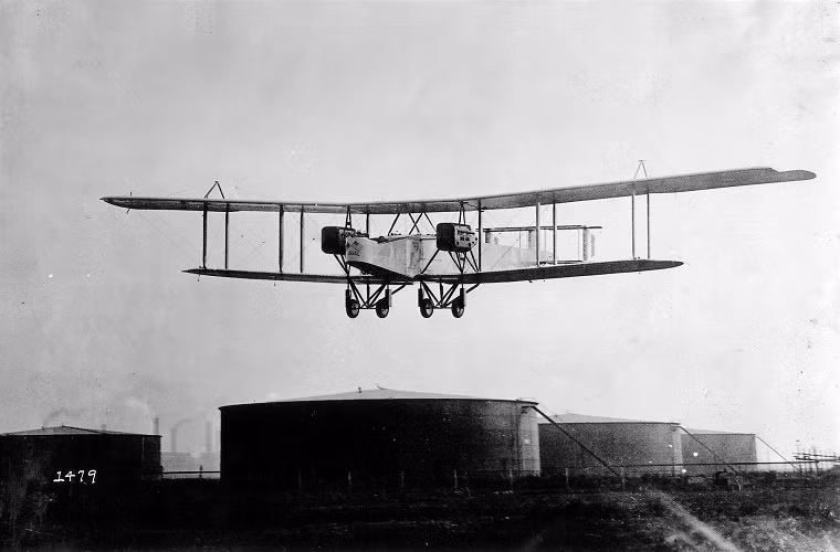 Máy bay ném bom Handley Page O/400 được trang bị hai động cơ cánh quạt Rolls-Royce Eagle VIII có công suất 360 mã lực cho mỗi chiếc, nó có trọng lượng cất cánh tối đa là hơn 6 tấn. Hệ thống vũ khí chính của Handley Page O/400 gồm 5 súng máy Lewis 7,7mm và có thể mang theo hơn 900kg bom các loại. Tốc độ bay tối đa của mẫu máy bay ném bom này là 157km/h với trần bay 2.600m và có tầm hoạt động là 1.120km.