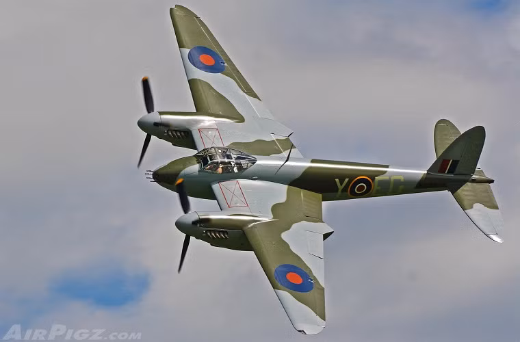 De Havilland DH.98 Mosquito: là một mẫu máy bay chiến đấu đa năng của Không quân Hoàng gia Anh (RAF) sử dụng trong Chiến tranh Thế giới thứ 2. Điểm đặc biệt của mẫu máy bay này là nó cấu trúc gần như hoàn toàn làm bằng gỗ. Mosquito được sử dụng trong nhiều vai trò gồm: máy bay ném bom bay ngày độ cao trung bình, máy bay ném bom bay đêm tầng cao, máy bay tìm đường, máy bay tiêm kích, máy bay tiêm kích-bom, máy bay xâm nhập, cường kích trên biển, và trinh sát.
