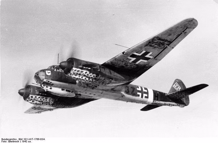 Junkers Ju 88: là mẫu máy báy ném bom chủ lực của lực lượng Không quân Đức trong Chiến tranh Thế giới thứ 2. Nó còn được mệnh dành là “người phục vụ đa năng” khi thực hiện tốt vai trò của mình trên chiến trường như máy bay chiến đấu ban đêm, máy bay ném bom bổ nhào, máy bay ném bom phóng ngư lôi, trinh sát đường không và máy bay ném bom hạng nặng.