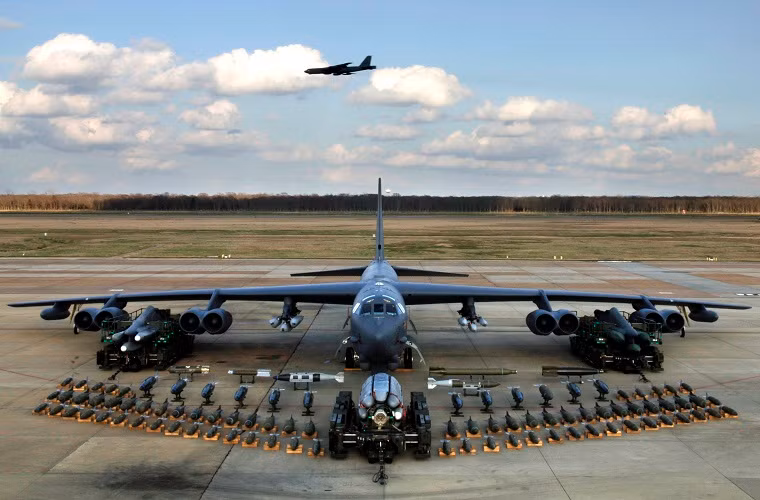 Boeing B-52 Stratofortress: là mẫu máy bay ném bom chiến lược phản lực được Không quân Mỹ đưa vào sử dụng từ những năm 1950, nhằm thay thế cho các mẫu máy bay ném bom đã lỗi thời B-36 và B-47. Với khả năng mang theo vũ khí hạt nhân, B-52 có thể được xem là một trong những vũ khí chiến lược của Không quân Mỹ hiện nay .