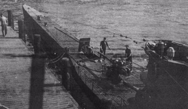 Tàu ngầm U-576 neo đậu tại cảng trước chuyến đi biển cuối cùng của nó.