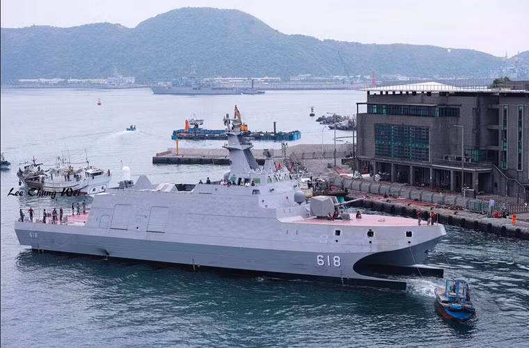 Nó được trang bị hệ thống vũ khí khá mạnh và có thể đảm đương vai trò như một tàu hộ tống tên lửa.