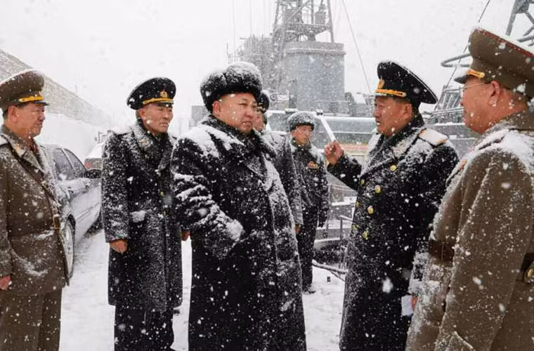 Cận cảnh lãnh đạo Triều Tiên Kim Jong-un cùng các quan chức cấp cao của nước này đội tuyết thăm lực lượng tàu ngầm của hải quân.