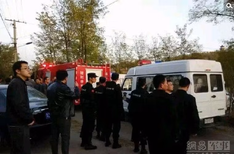 Lực lượng cảnh sát, cứu hỏa và xe cứu thương đã được huy động đến hiện trường vụ tai nạn.