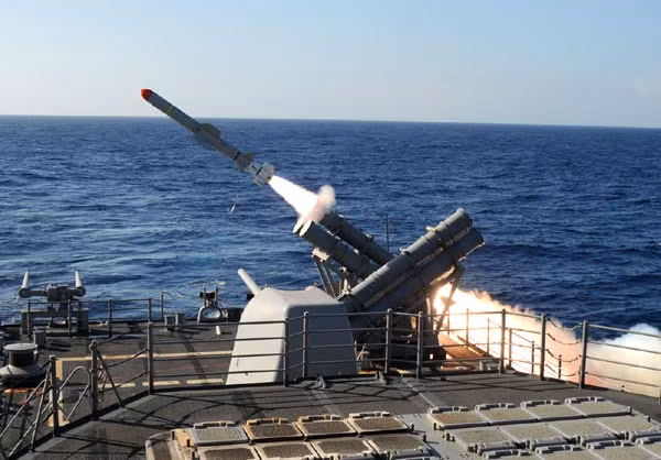 Tên lửa chống hạm chủ lực Harpoon của Mỹ và các đồng minh chỉ phóng từ tàu chiến và máy bay. Tên lửa chống hạm chủ lực Harpoon của Mỹ và các đồng minh chỉ phóng từ tàu chiến và máy bay.