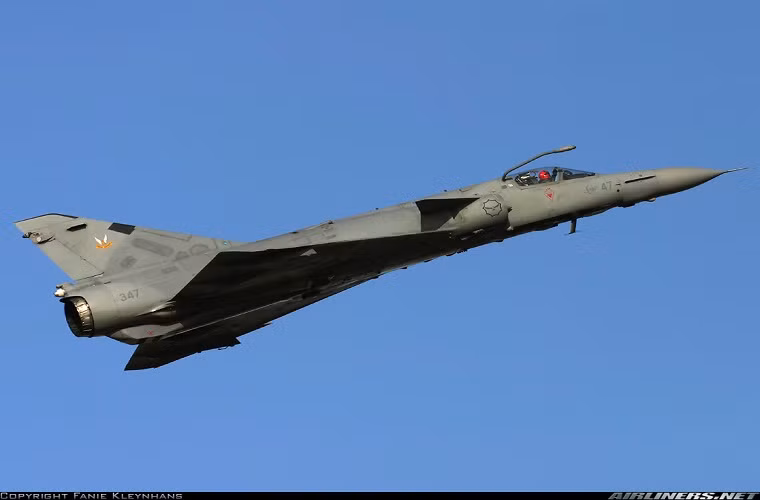 Atlas Cheetah có tốc độ bay tối đa 2.350km/h với tầm hoạt động 1.300km. Nó được trang bị một động cơ phản lực Snecma Atar 9K50C-11 có công suất 15.900 lbf và có trọng lượng cất cánh tối đa 13,7 tấn. Hệ thống vũ khí chính của Atlas Cheetah là 2 pháo DEFA 552 30mm, có thể mang theo 4,4 tấn bom và tên lửa các loại.