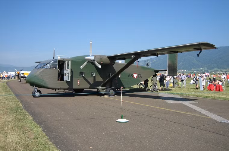Shorts SC.7 Skyvan: là một mẫu máy bay vận tải cánh quạt cỡ nhỏ được công ty Short Brothers của Belfast , Bắc Ireland chế tạo, ngoài chức năng vận tải nó còn có thể được sử dụng trong các hoạt động huấn luyện nhảy dù. SC.7 Skyvan chỉ được một số ít lực lượng không quân trên thế giới sử dụng với nhiều mục đích khác nhau.