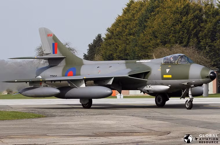 Hawker Hunter có tốc độ bay tối đa là 1.150km/h, tầm bay hiệu quả khi chiến đấu là 715km, trang bị vũ khí chính gồm 4 pháo ADEN 30mm và có thể mang theo 3,4 tấn vũ khí gồm tên lửa và bom các loại.