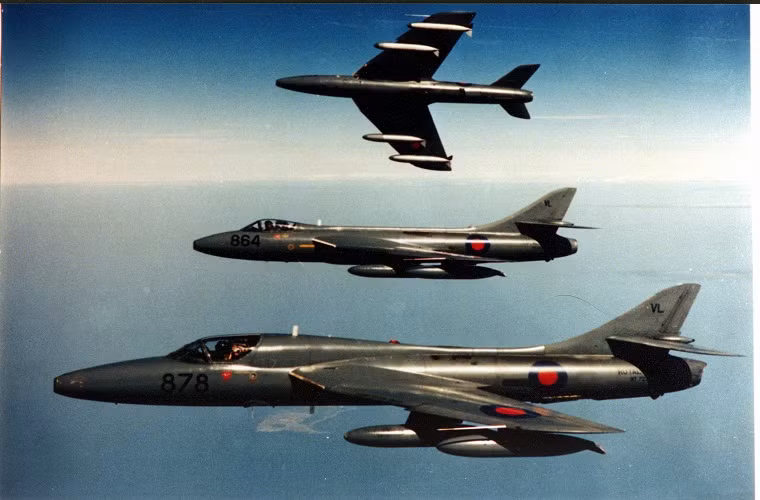 Hawker Hunter: là mẫu tiêm kích phản lực cận âm của Anh được phát triển vào thập niên 1950. Phiên bản Hunter một chỗ ngồi được đưa vào trang bị với vai trò như một máy bay tiêm kích, nhưng sau đó nó còn kiêm nhiệm các nhiệm vụ trinh sát và tiêm kích-bom trong nhiều cuộc xung đột. Các phiên bản hai chỗ được sử dụng làm máy bay huấn luyện cho Không quân Hoàng gia (RAF) và Hải quân Hoàng gia Anh (RN) cho đến đầu thập niên 1990 trước khi bị loại biên. Hiện nay chỉ còn Không quân Lebanon vẫn còn duy trì và sử dụng loại máy bay này.