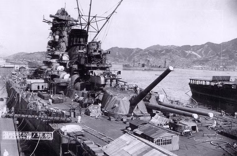Thiết giáp hạm Yamato được chính thức đưa vào hoạt động vào cuối năm1941, và là soái hạm của Đô đốc Isoroku Yamamoto trong suốt năm 1942. Trận hải chiến đầu tiên của nó là trong trận Midway vào tháng 6/1942, với vai trò như một phần trong Hạm đội Liên hợp. Tuy là thiết giáp hạm mạnh nhất của Nhật Bản lúc đó, nhưng Yamato chỉ mang tính biểu tượng sức mạnh của Hải quân Nhật với số lần tham chiến trực tiếp khá ít ỏi. Đến năm 1945 trong cuộc phản công của Hải quân Nhật tại Okinawa nhằm ngăn bước tiến của quân Đồng Minh, Yamato luôn là đối tượng săn đuổi của các tàu khu trục, tàu sân bay Mỹ và nó bị đánh chìm vào ngày 7/4/1945.
