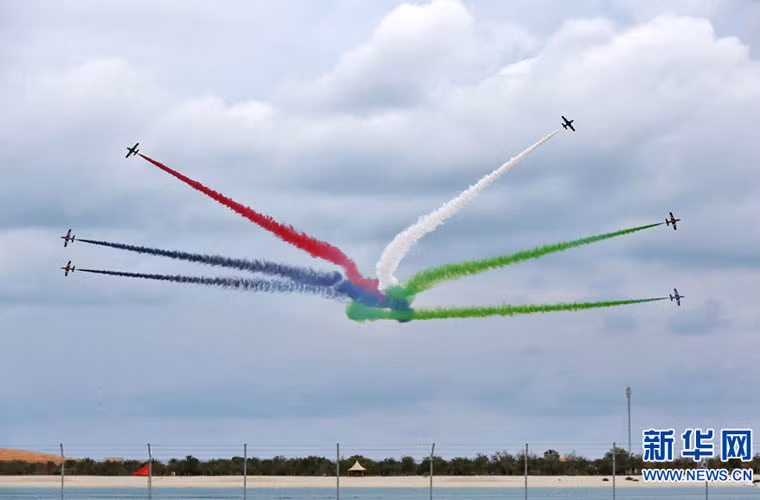 Phi đội máy bay chiến đấu Mirage 2000 và F-16 của Không quân UAE thực hiện các màn biểu diễn phức tạp.