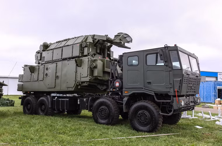 Triển lãm quốc phòng IndoDefence 2014 (5-8/11) là nơi qui tụ của các công ty quốc phòng có tên tuổi trên thế giới, bên cạnh đó đây cũng là triển lãm giới thiệu các thành tựu công nghiệp quốc phòng của Indonesia. Trong ảnh là tổ hợp tên lửa phòng không tầm ngắn Tor-M2KM được Tập đoàn quốc phòng Almaz-Antey của Nga mang đến triển lãm lần này.