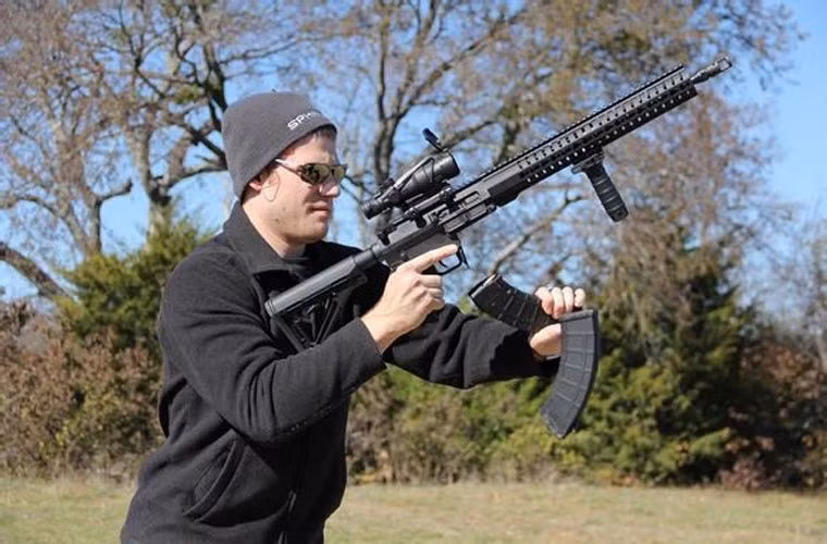 Sự kết hợp giữa AR-15 và AK-47 tạo ra một loại súng trường tiến công rất hữu hiệu.