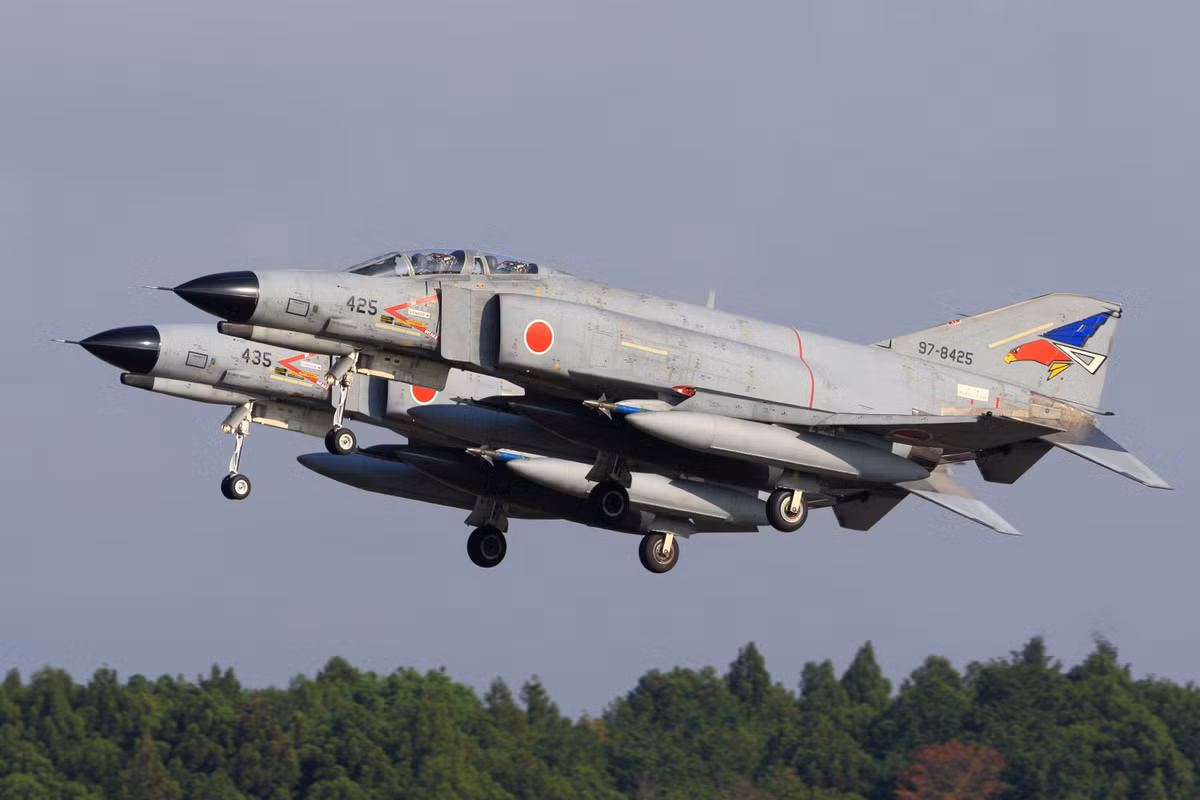 Lực lượng Phòng vệ trên Không Nhật Bản (JASDF): tuy Nhật Bản chỉ sở hữu gần 770 máy bay các loại, trong đó có 350 máy bay chiến đấu thua xa cả ba nước có trong danh sách trên. Nhưng JASDF lại được trang bị hầu hết là các máy bay chiến đấu tiên tiến thế hệ mới, ngoài ra các mẫu máy bay trên cũng được Nhật Bản phát triển thành các biến thể dành riêng cho nước này dựa trên bản quyền mua từ nước ngoài đa phần là của Mỹ.