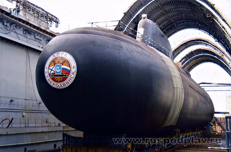 Tàu ngầm hạt nhân lớp Yasen có thủy thủ đoàn gồm 90 người, nhờ được trang bị một lò phản ứng hạt nhân có công suất 200MW nó có thể di chuyển với tốc độ tối đa lên tới 35 hải lý/giờ. Hải quân Nga dự kiến sẽ mua ít nhất 12 tàu ngầm hạt nhân lớp Yasen, và hiện tại chỉ mới có 1 chiếc chính thức được đưa vào biên chế Hạm đội Biển Bắc.