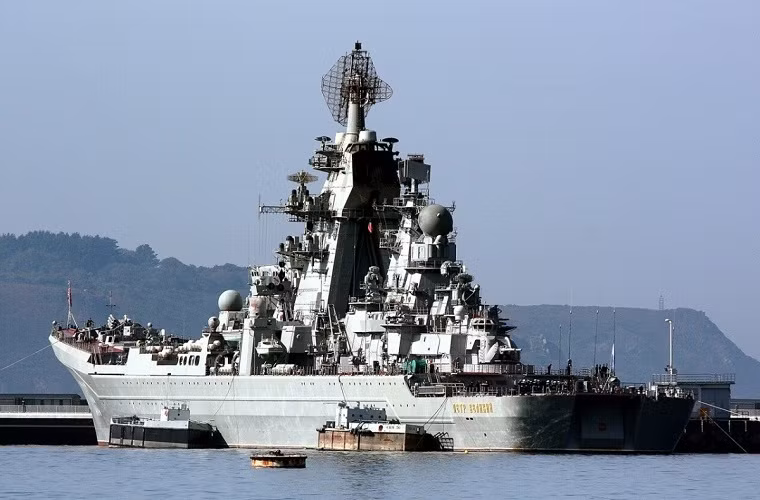 Hệ thống vũ khí trên Pyotr Velikiy khá đồ sộ gồm: 20 tên lửa hành trình chống hạm tầm siêu xa P-700 Granit có khả năng mang cả đầu đạn hạt nhân, 96 tên lửa phòng không tầm xa S-300PMU, 128 tên lửa phòng không tầm trung 3K95 "Kinzhal" và nhiều loại vũ khí khác.