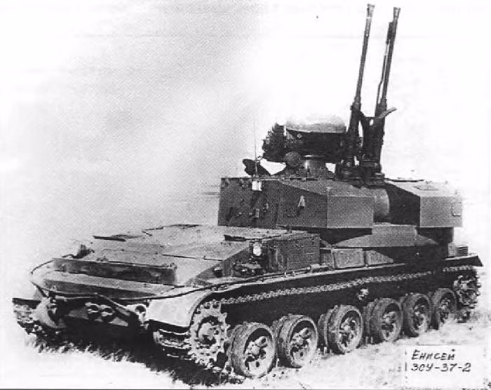 Nguyên mẫu của pháo phòng không 2 nòng ZSU-37 37mm, đối thủ cạnh tranh trực tiếp với ZSU-23-4.