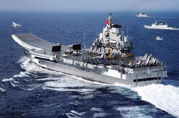 Số lượng tàu mà Hải quân Trung Quốc đang được trang bị lên tới 484 chiếc nhiều hơn cả Hải quân Mỹ, nhưng đa số các tàu này đều là tàu chiến cỡ nhỏ. Bên cạnh đó Hải quân Trung Quốc còn sở hữu thêm 650 máy bay các loại và chỉ có duy nhất một tàu sân bay. Dù có số lượng tàu chiến đông đảo như trên, nhưng Trung Quốc vẫn không ngừng gia tăng các biên đội tàu chiến của mình theo từng năm.