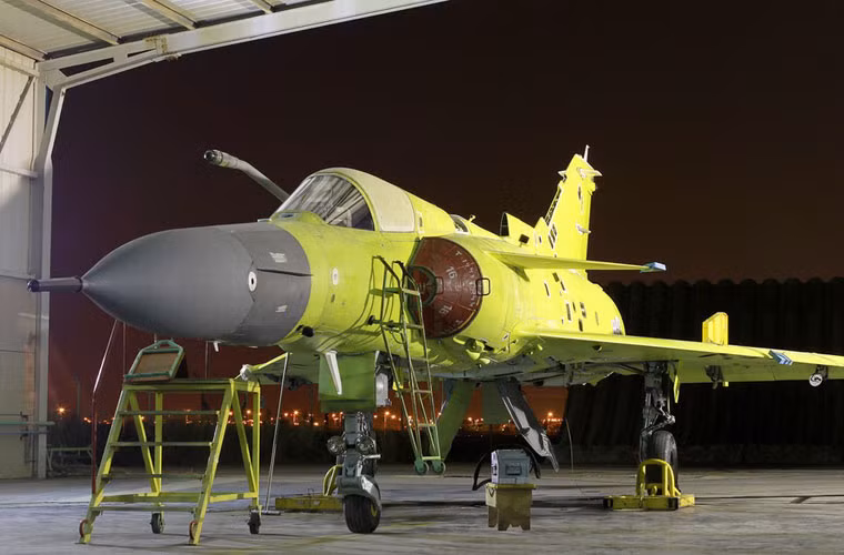Gói nâng cấp Kfir TC.10 đem lại cho mẫu máy bay này hệ thống radar điều khiển hỏa lực mới EL/M-2032. Tuy nhiên, do mũi trên thiết kế nền tảng nhỏ nên buộc nhà phát triển phải mở rộng kích thước. Do đó Kfir TC.10 sở hữu một cái mũi hơi kì cục.