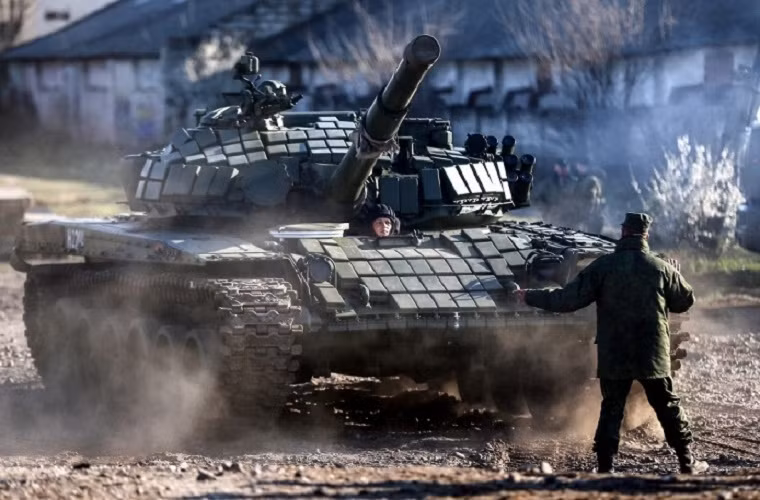 Dù đã có T-90 nhưng Nga vẫn tiếp tục hiện đại hóa sâu rộng T-72 với những công nghệ mới giúp nó không lạc hậu với chiến tranh hiện đại. Trong ảnh là biến thể nâng cấp T-72 với giáp phản ứng nổ.