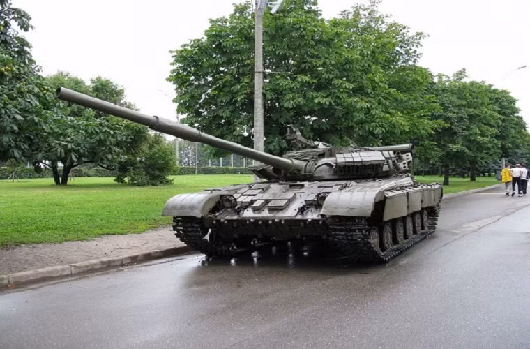 T-64 là loại xe tăng chiến đấu chủ lực được Liên Xô phát triển vào đầu những năm 1960. Phiên bản tiếp theo của nó là T-64A được chế tạo vào năm 1967 với vũ khí chính là một pháo nòng trơn 125mm. Đây từng được xem là một trong mẫu tăng tốt nhất thế giới thời bấy giờ với những công nghệ mang tính cách mạng như pháo nòng trơn, hệ thống nạp đạn tự động...