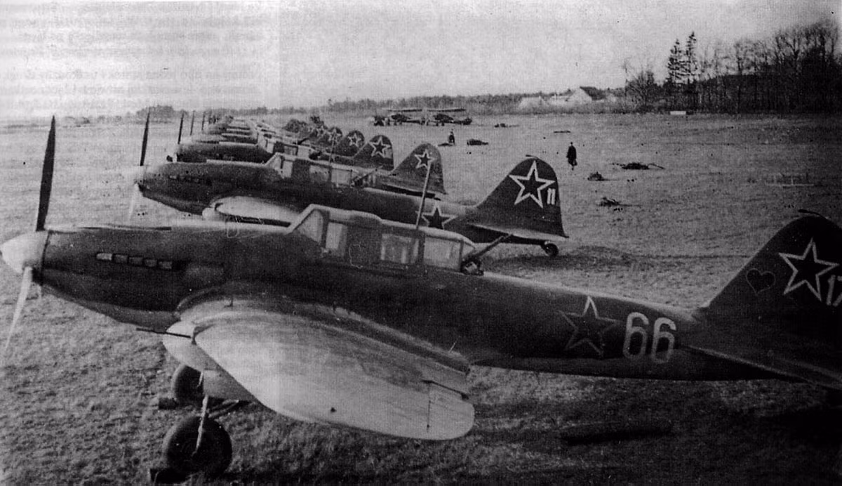 Một phi đội Il-2 trước giờ nổ súng.