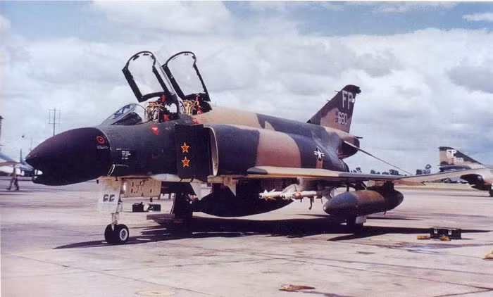 Chiếc F-4C 63-7680 được điều khiển bởi R.Olds. Chiếc F-4C 63-7680 được điều khiển bởi R.Olds.