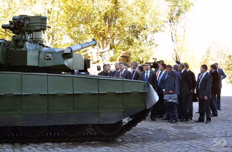 Tổng thống Ukraine Petro Oleksiyovych Poroshenko thăm quan xe tăng chủ lực Oplot-M của nhà máy.
