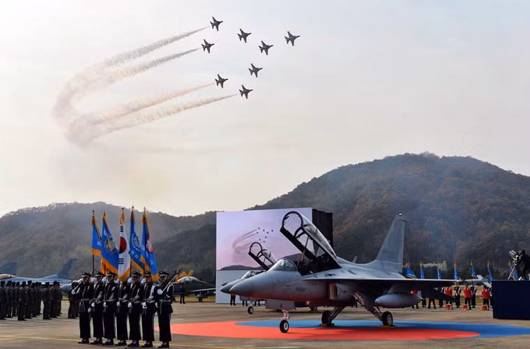 Phi đội máy bay chiến đấu FA-50 bay biểu diễn trên bầu trời căn cứ không quân Wonju, phía Tây Nam của Hàn Quốc.