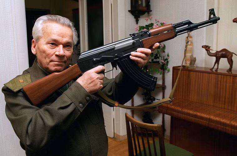 1. AK-47: đây là mẫu súng trường tiến công tiêu chuẩn đầu tiên trên thế giới, được nhà thiết kế quân sự Mikhail T. Kalashnikov của Liên Xô sáng chế vào cuối những năm 1940. AK-47 không chỉ là loại súng trường phổ biến nhất thế giới trong thế kỷ 20, mà nó còn là biểu tượng của chiến tranh hiện đại. Dù đã phục vụ hơn nữa thế kỷ nhưng AK-47 vẫn thể hiện mình là một loại vũ khí đáng tin cậy và là mẫu súng trường tiến công tiêu chuẩn ở quân đội nhiều nước trên thế giới.