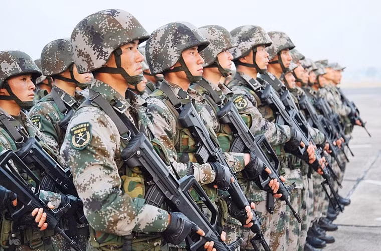 5. QBZ-95: là một mẫu súng trường tiến công tiêu chuẩn của Quân đội Trung Quốc, việc xếp QBZ-95 vào danh sách này có phần hơi miễn cưỡng. Nhưng với số lượng được sản xuất lên tới hàng triệu khẩu và với nhiều biển thể khác nhau được phát triển cho tới nay, QBZ-95 hoàn toàn có khả năng trở thành mẫu vũ khí được sử dụng nhiều nhất trên thế giới.