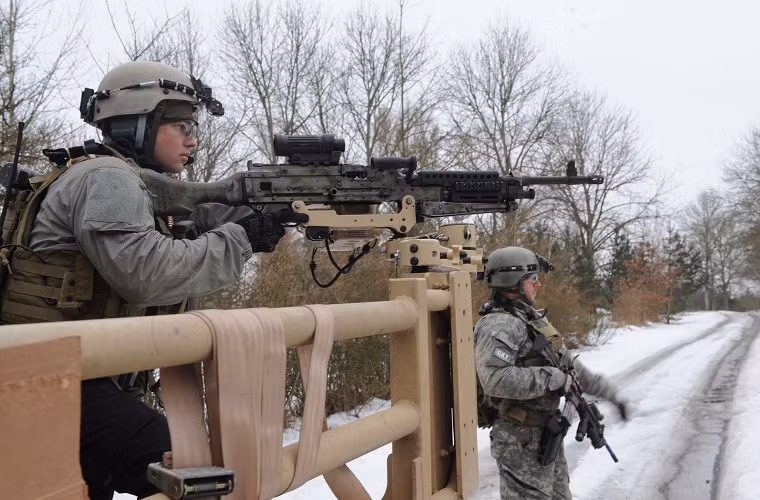 M240 là mẫu súng máy bắn liên thanh sử dụng cỡ đạn tiêu chuẩn 7,62 của NATO, với trọng lượng nặng khoảng 12,3 kg đối với biến thể M240B. Nó có khả năng bắn với tốc độ từ 750 tới 950 viên/phút và có sơ tốc đầu đạn là 853 m/s. Tầm bắn hiệu quả của M240 là 800m và tối đa là 3725m, bên cạnh đó nó còn có khả năng tiêu diệt hiệu quả các mục tiêu của đối phương ở khoảng cách 1.800m.